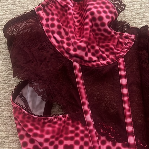 Out from under corset size large - Picture 2 of 3